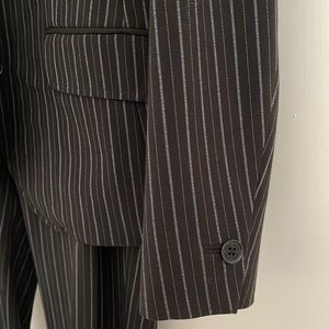 Women’s Anne Klein jacket and Capri pant suit. Sz 8. Black/whitish pin stripe.